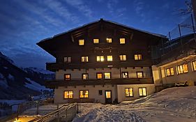 Ski In-Ski Out - Gaestehaeuser Saalbach-Hinterglemm - Wallegghof Christianhof